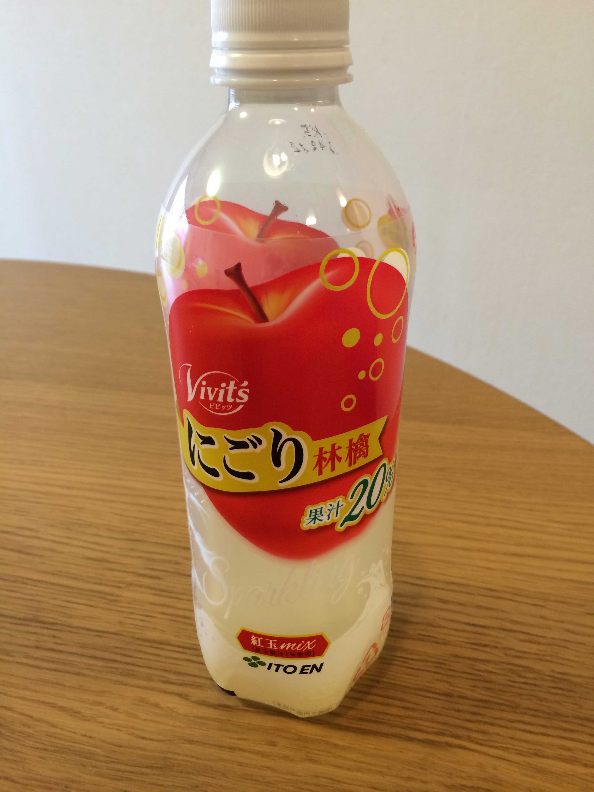 「伊藤園 Vivit’sにごり林檎ソーダ」を飲みました